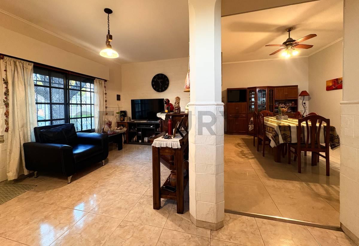 Foto de Venta Casa de 2 Dormitorios + comodín con quincho y jardin en Belgrano, imagen 2