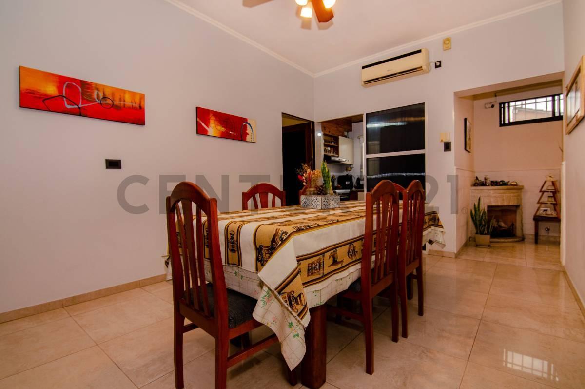 Foto de Venta Casa de 2 Dormitorios + comodín con quincho y jardin en Belgrano, imagen 3