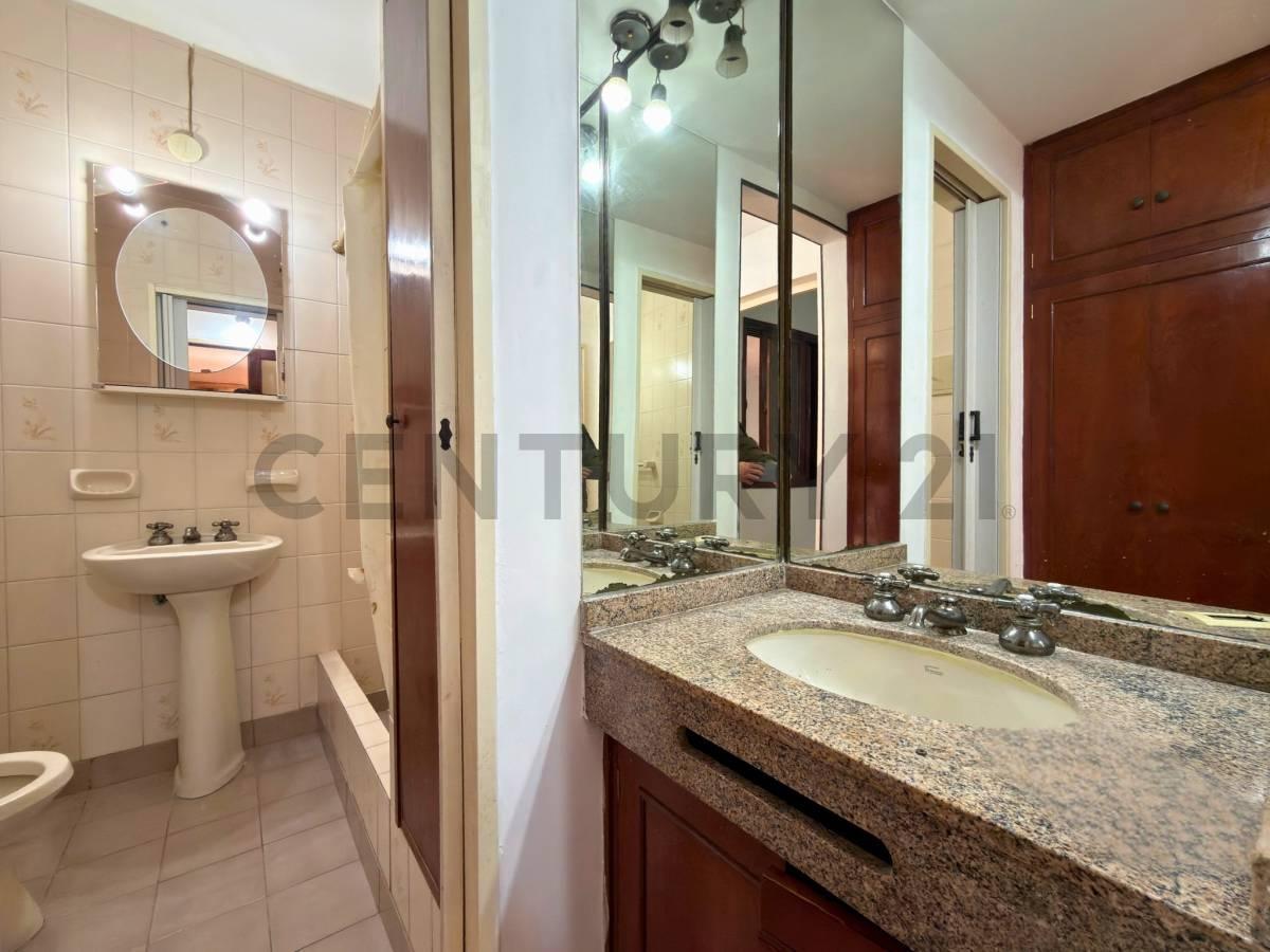Foto de Venta | Casa de 4 Dormitorios con cochera, patio y terraza | Barrio, imagen 5