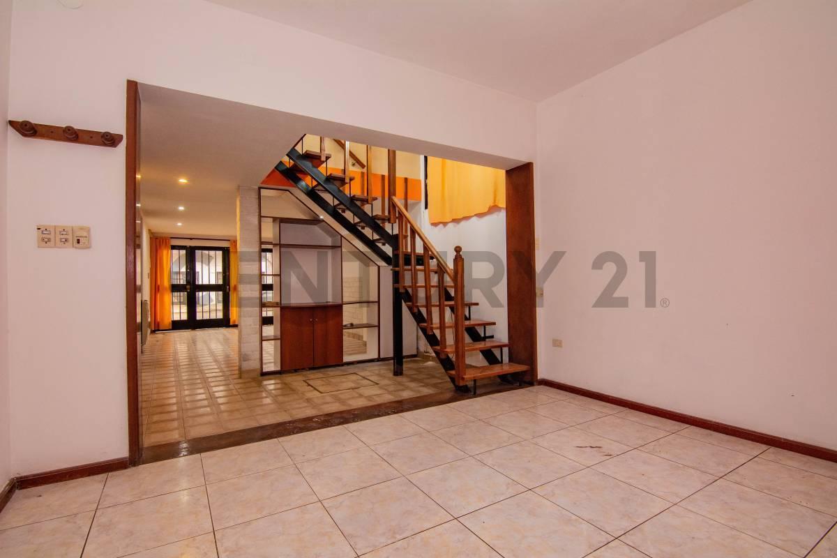 Foto de Venta | Casa de 4 Dormitorios con cochera, patio y terraza | Barrio, imagen 1