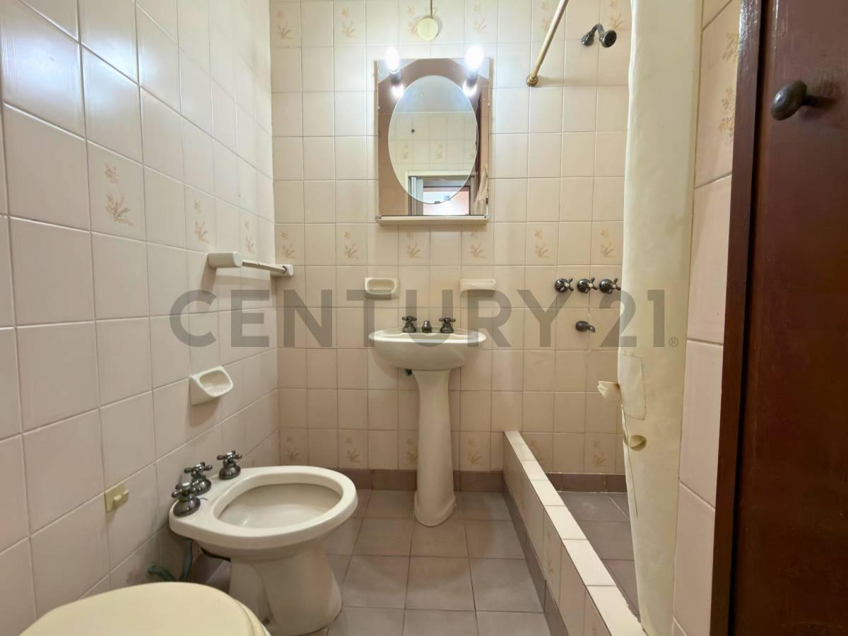 Foto de Venta | Casa de 4 Dormitorios con cochera, patio y terraza | Barrio, imagen 4