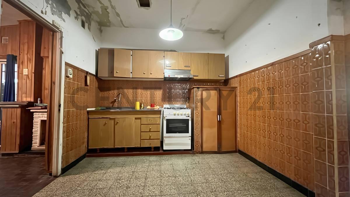 Foto de Venta Casa de 3 Dormitorios en esquina a reciclar en Granadero Baigorria, imagen 4