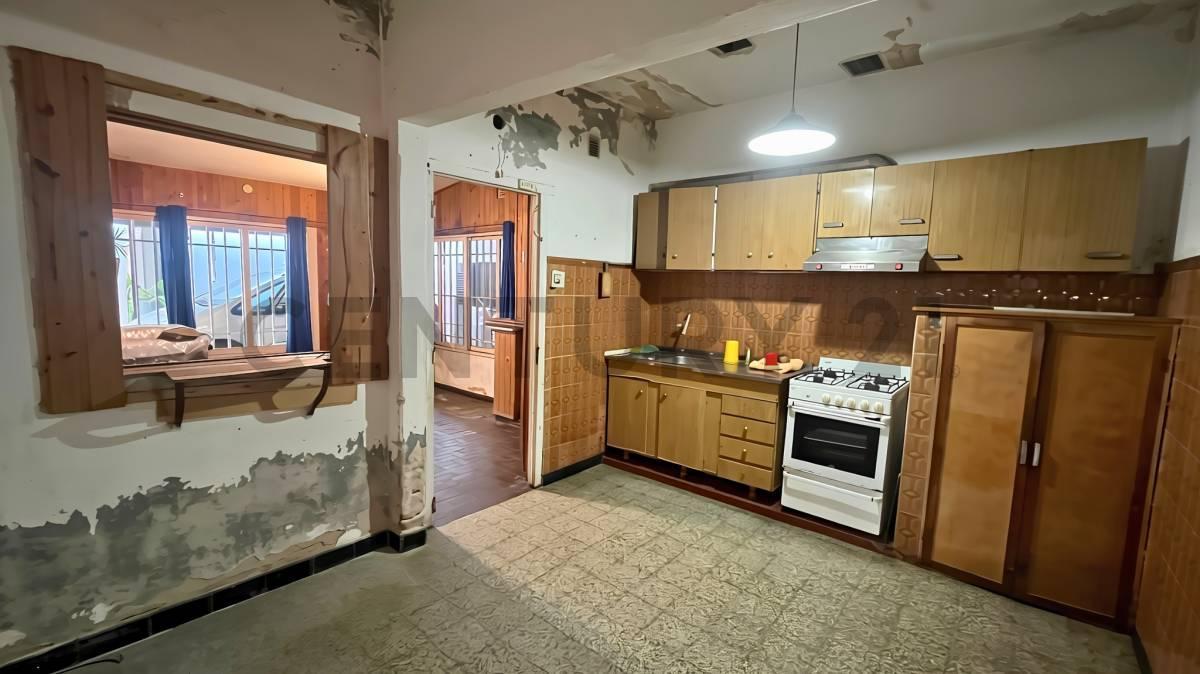 Foto de Venta Casa de 3 Dormitorios en esquina a reciclar en Granadero Baigorria, imagen 3