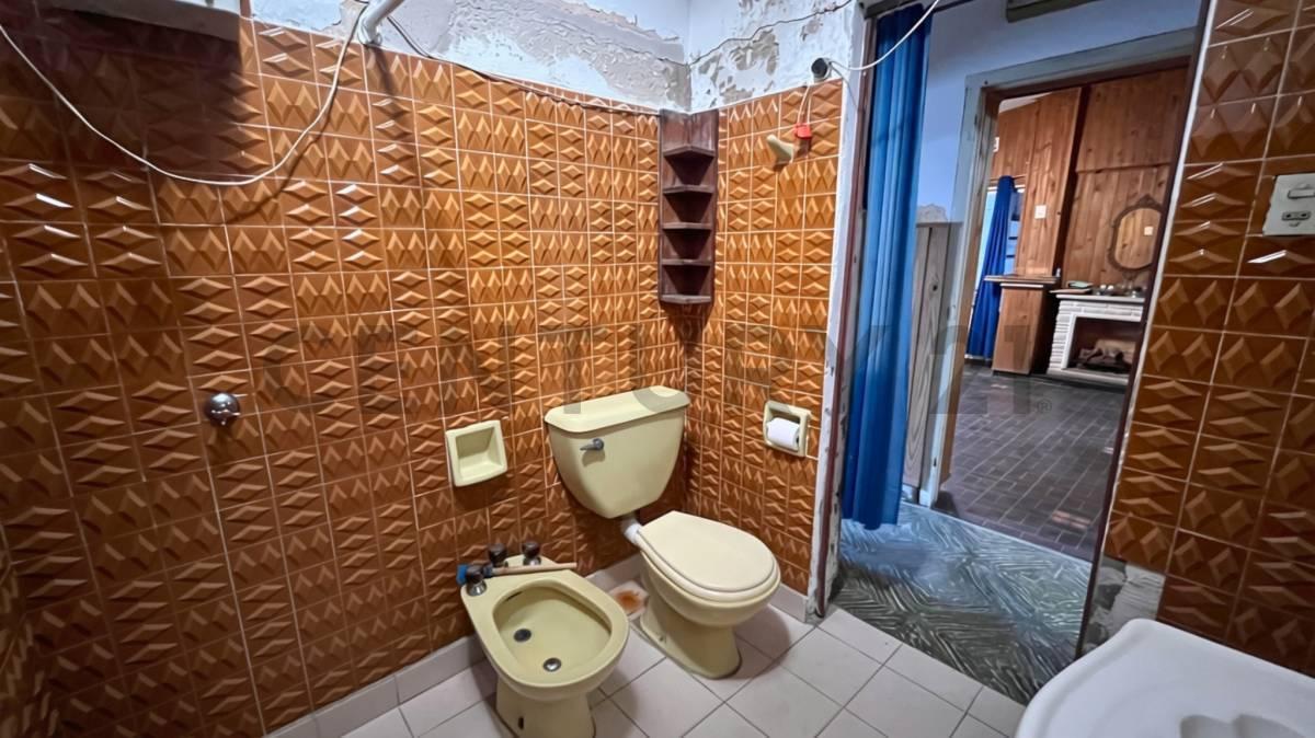 Foto de Venta Casa de 3 Dormitorios en esquina a reciclar en Granadero Baigorria, imagen 2