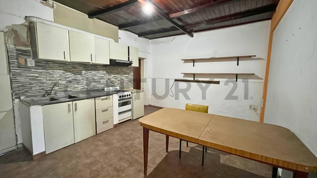 Foto de Venta Casa de 3 Dormitorios en esquina a reciclar en Granadero Baigorria, imagen 1