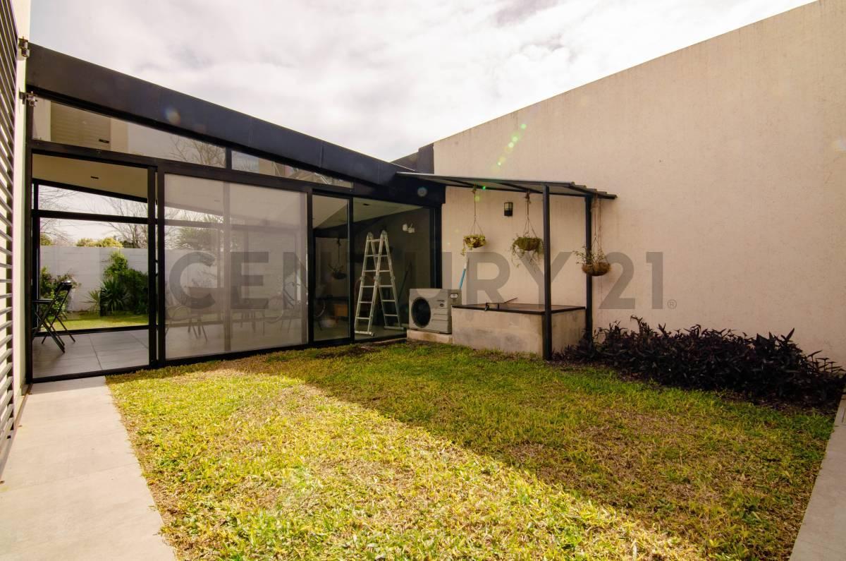 Foto de Venta Casa de 3 Dormitorios con pileta climatizada en Funes, imagen 4