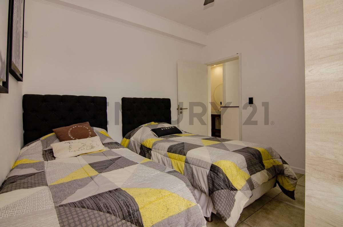 Foto de Venta Casa de 3 Dormitorios con pileta climatizada en Funes, imagen 2