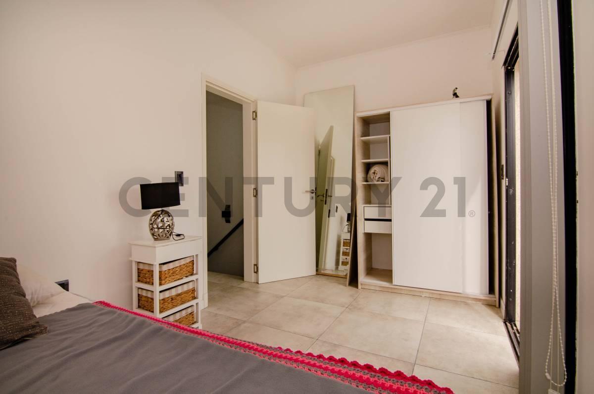 Foto de Venta Casa de 3 Dormitorios con pileta climatizada en Funes, imagen 1