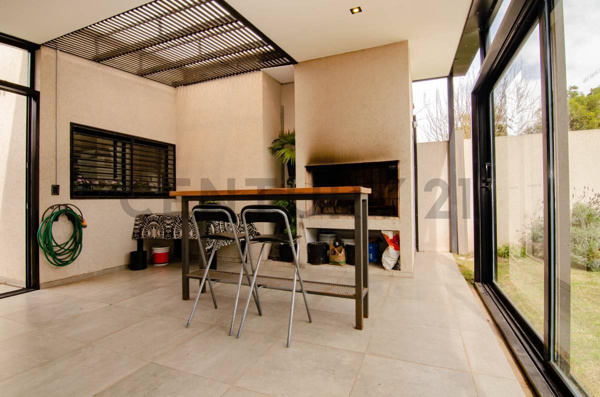 Foto de Venta Casa de 3 Dormitorios con pileta climatizada en Funes, imagen 3