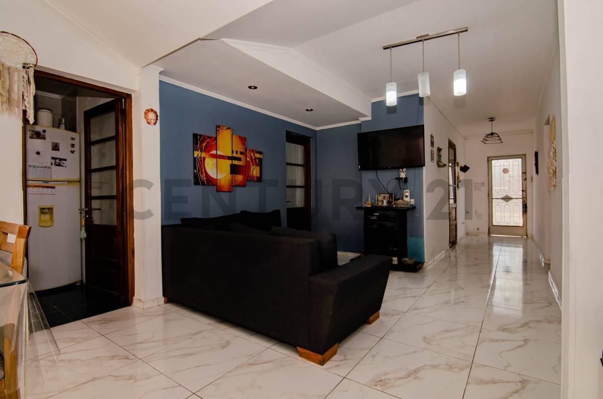 Foto de Venta Casa de 2/3 Dormitorios con frente de local y cochera doble en, imagen 2