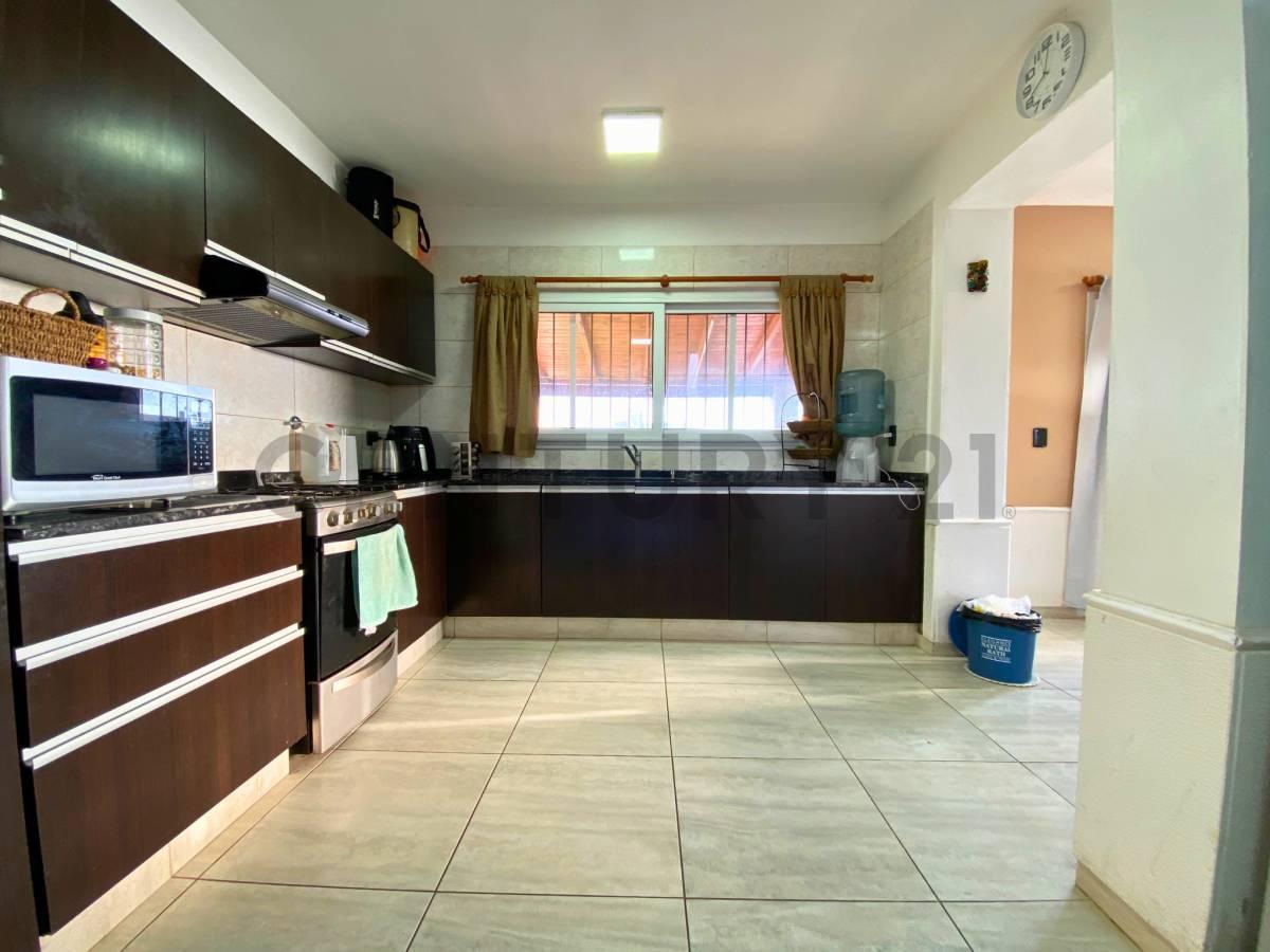 Foto de Venta Casa de 3 Dormitorios con cochera y pileta en Funes Norte, imagen 2