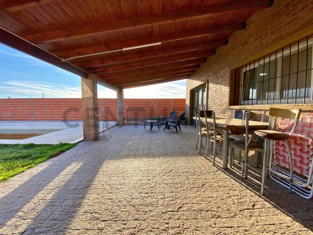 Foto de Venta Casa de 3 Dormitorios con cochera y pileta en Funes Norte, imagen 5