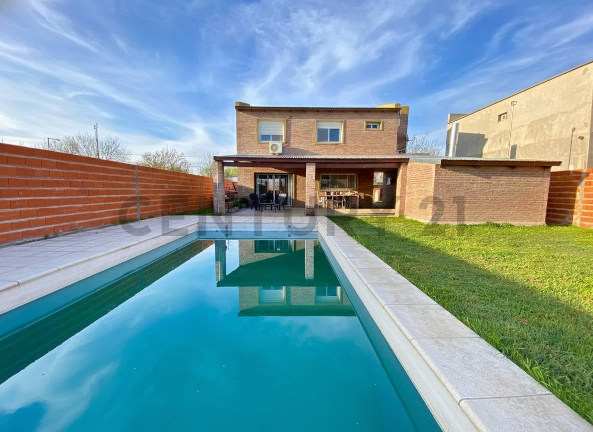 Foto de Venta Casa de 3 Dormitorios con cochera y pileta en Funes Norte, imagen 4