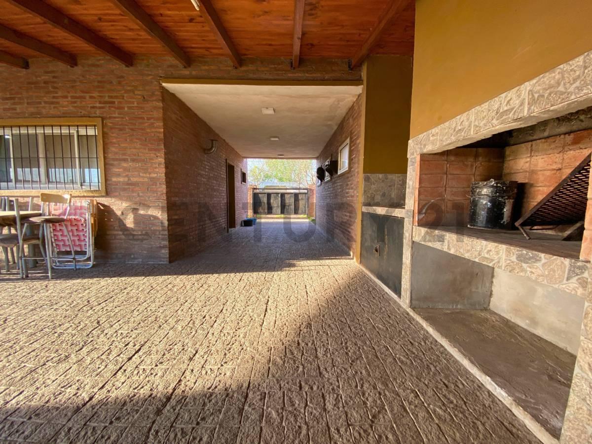 Foto de Venta Casa de 3 Dormitorios con cochera y pileta en Funes Norte, imagen 3