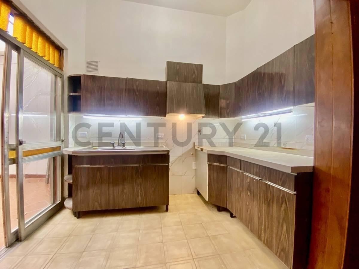 Foto de Venta Casa de 3 Dormitorios con quincho y terraza en Sarmiento, Rosario, imagen 1