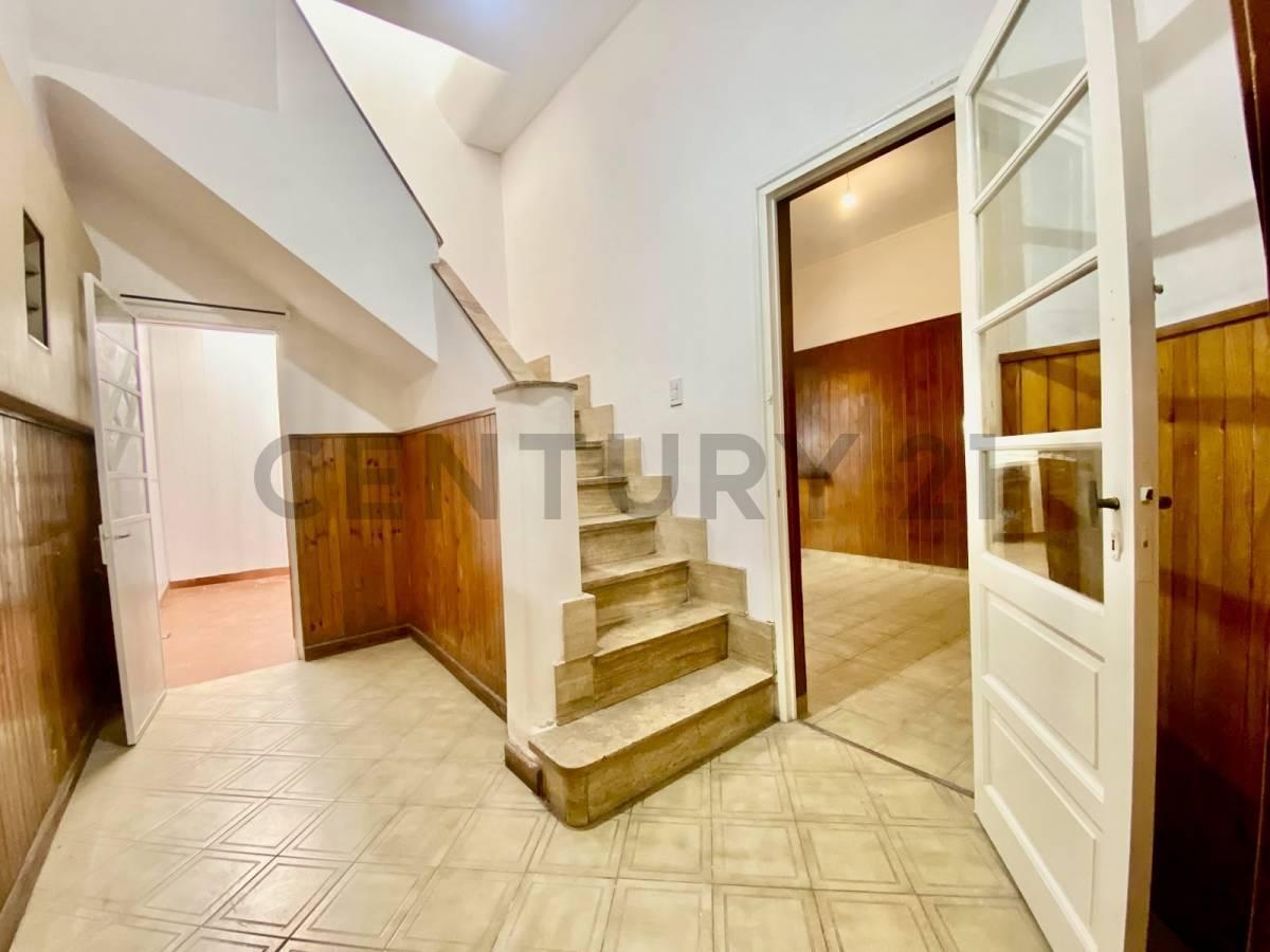 Foto de Venta Casa de 3 Dormitorios con quincho y terraza en Sarmiento, Rosario, imagen 2
