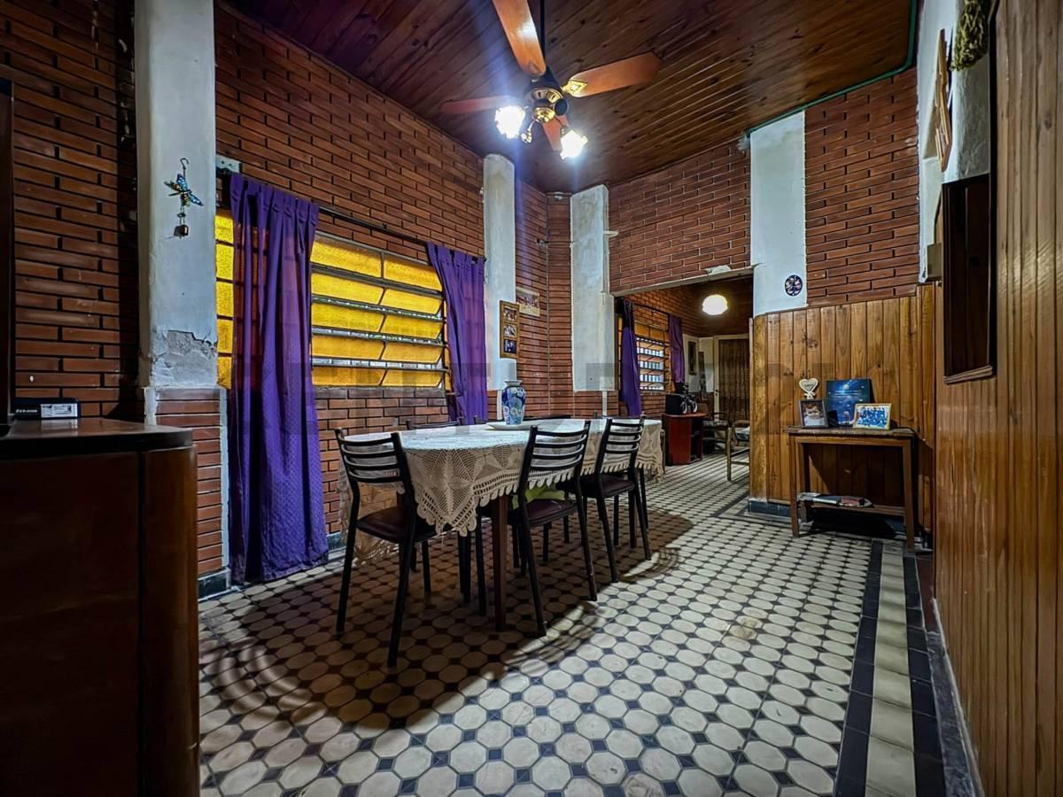 Foto de Venta Casa de 2 Dormitorios con patio y cochera en Jorge Cura, Rosario, imagen 2