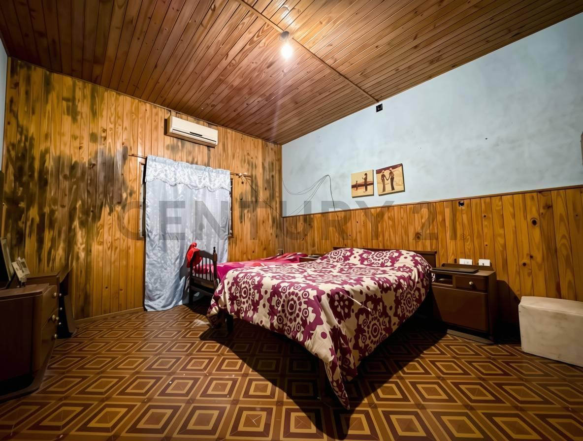 Foto de Venta Casa de 2 Dormitorios con patio y cochera en Jorge Cura, Rosario, imagen 1