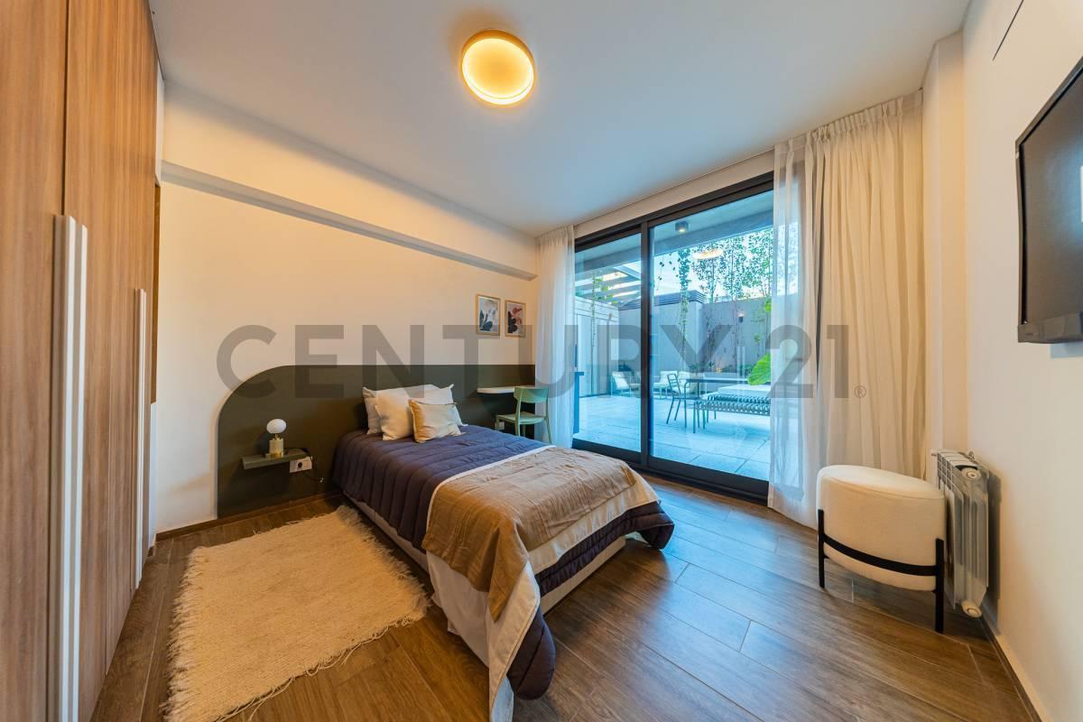 Foto de Venta Departamento de 2 Dormitorios con patio y pileta en Centro, imagen 2