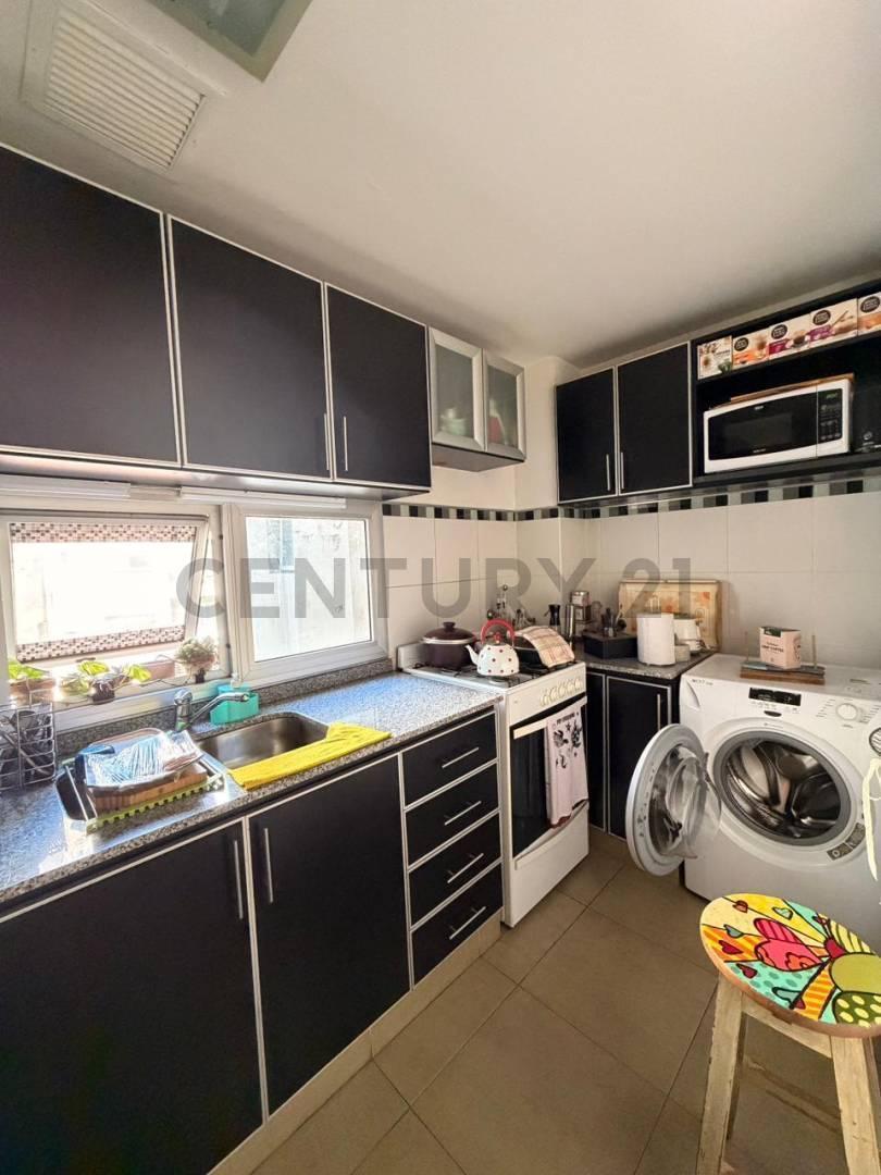 Foto de Venta de 2 Dormitorios con balcón corrido y cochera en Lourdes, Rosario, imagen 4