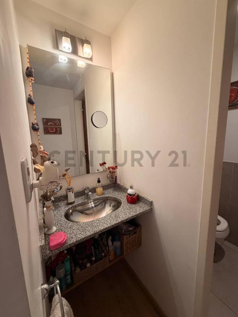 Foto de Venta de 2 Dormitorios con balcón corrido y cochera en Lourdes, Rosario, imagen 5