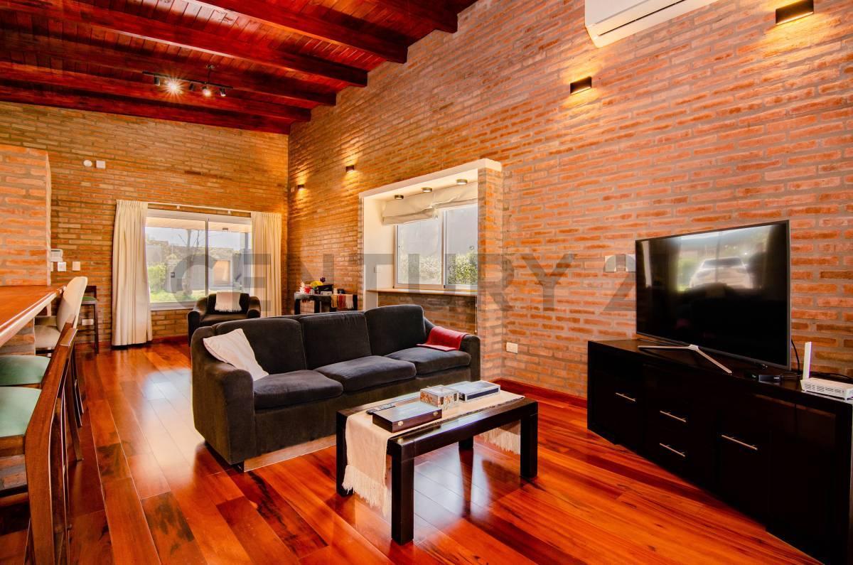 Foto de VENTA | Casa de 2 Dormitorios con jardín, pileta y cochera | Funes City, imagen 3