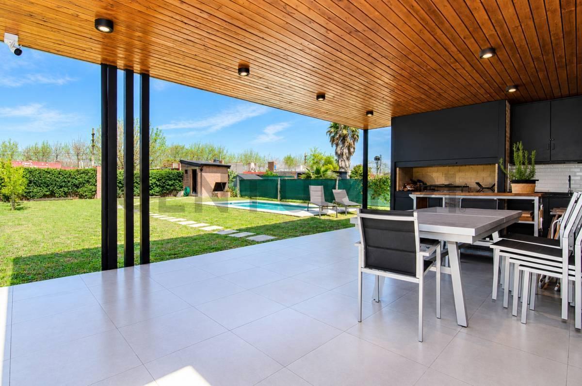 Foto de VENTA | Casa de 2 Dormitorios con jardín, pileta y cochera | Funes City, imagen 5