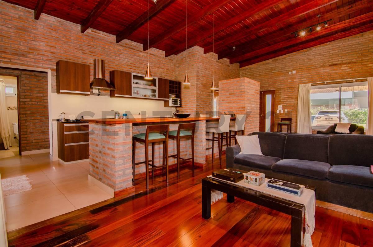 Foto de VENTA | Casa de 2 Dormitorios con jardín, pileta y cochera | Funes City, imagen 2