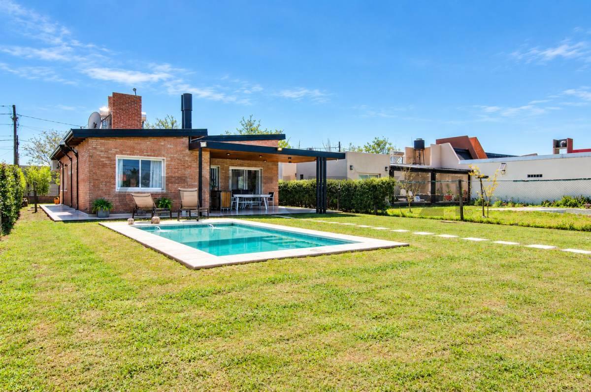 Foto de VENTA | Casa de 2 Dormitorios con jardín, pileta y cochera | Funes City, imagen 1