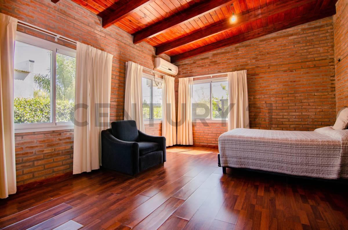 Foto de VENTA | Casa de 2 Dormitorios con jardín, pileta y cochera | Funes City, imagen 4