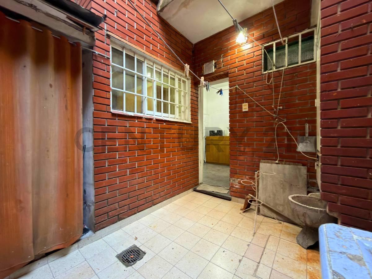 Foto de Venta | Departamento de 2 Dormitorios con patio (A RECICLAR) en, imagen 1