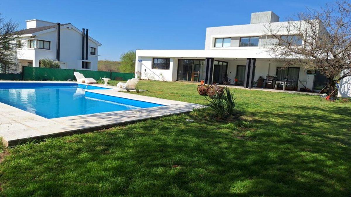 CASA EN ALQUILER B° PRIVADO LA ARBOLADA, COLECTORA CBA – VCP U$S2500