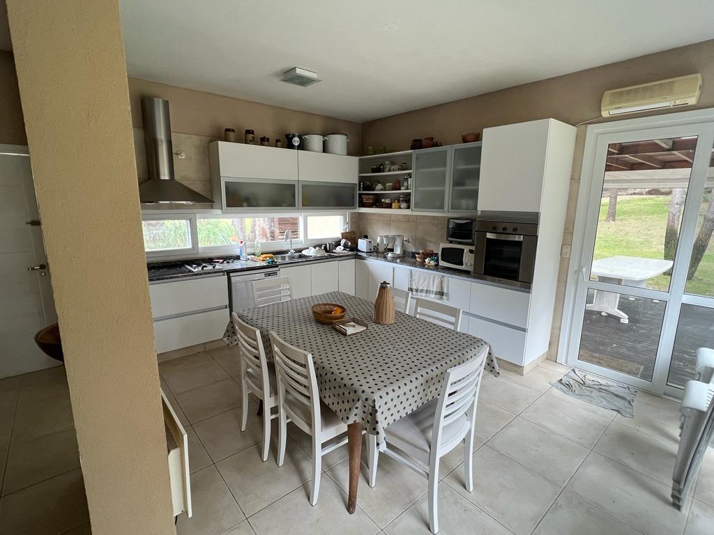 Costa Esmeralda - Residencial I | Venta | Casa de 4 Dorm. en Gran Terreno Arbolado de 2.400 m² 4