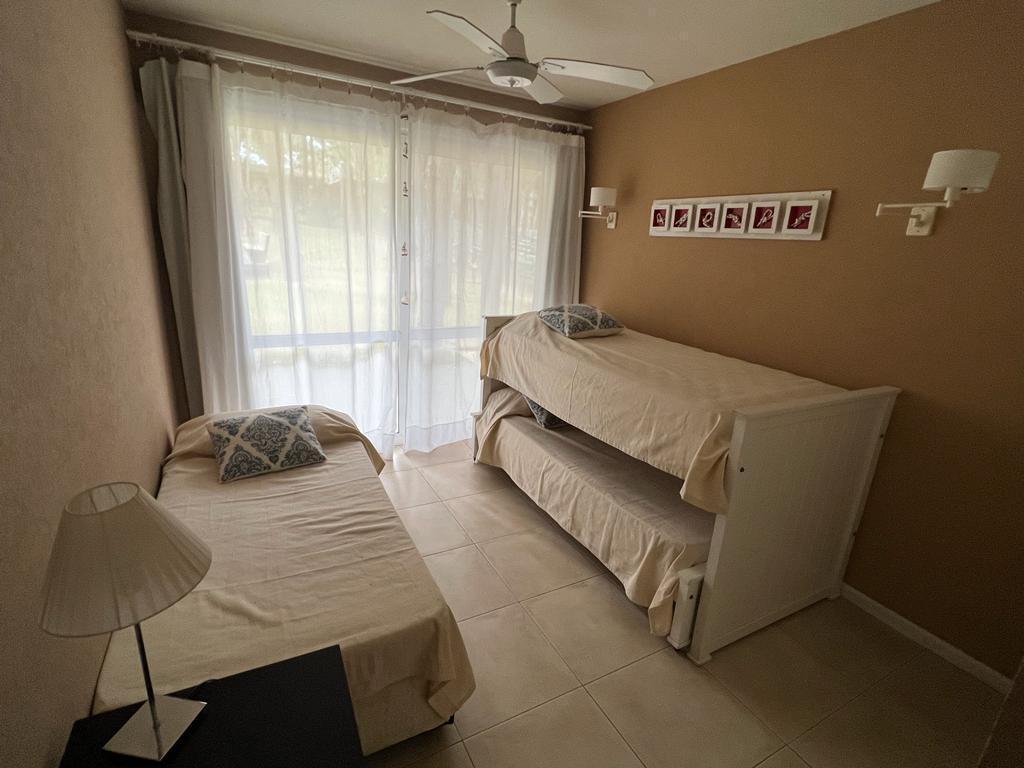 Costa Esmeralda - Residencial I | Venta | Casa de 4 Dorm. en Gran Terreno Arbolado de 2.400 m² 2