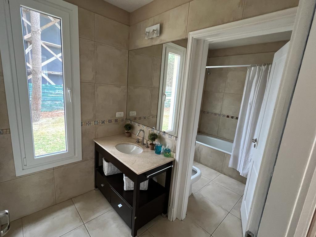 Costa Esmeralda - Residencial I | Venta | Casa de 4 Dorm. en Gran Terreno Arbolado de 2.400 m² 5