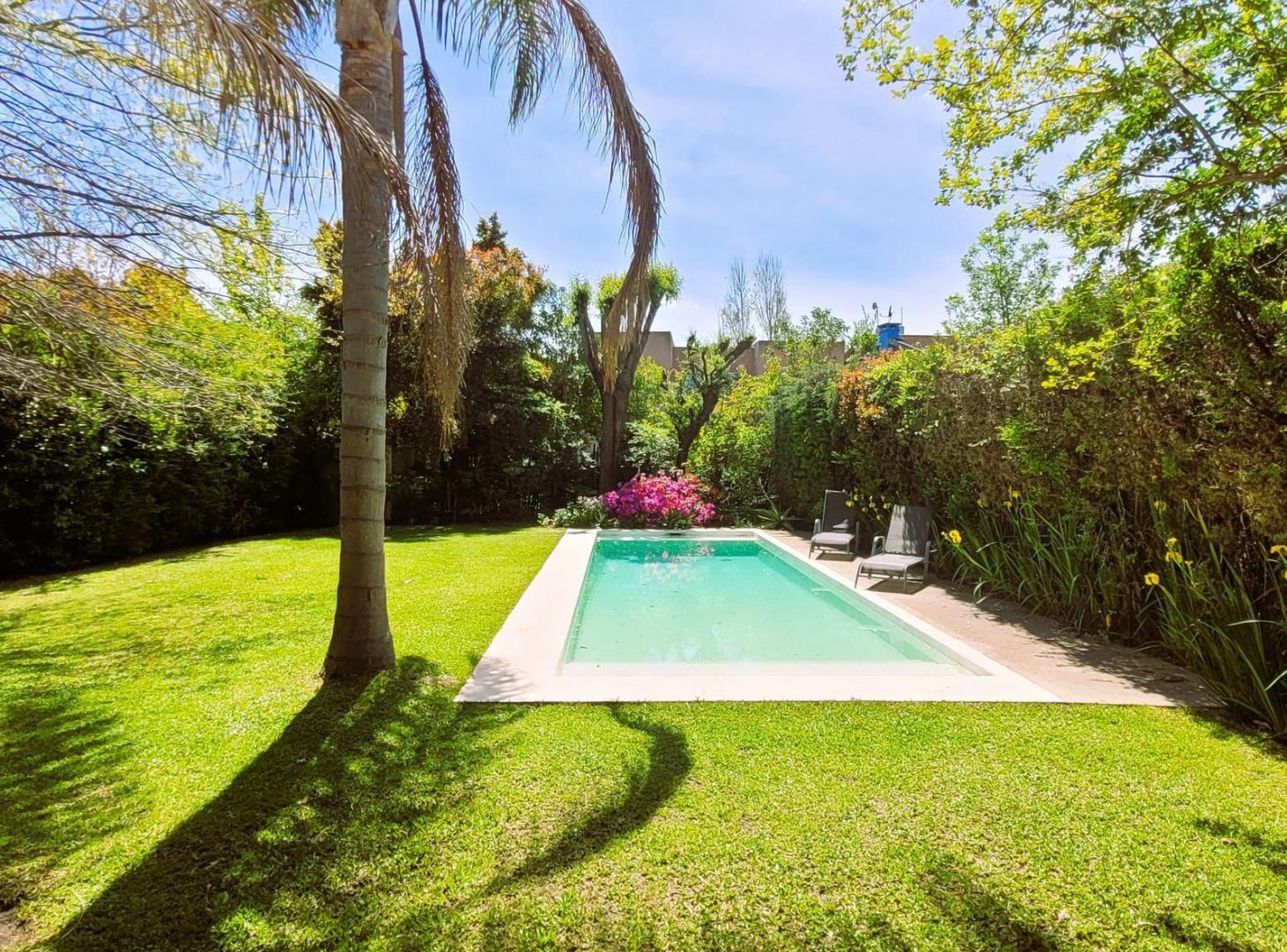 Isla del Sol | Alquiler anual amoblado | Cálida casa con pileta y gran altillo en lote interno