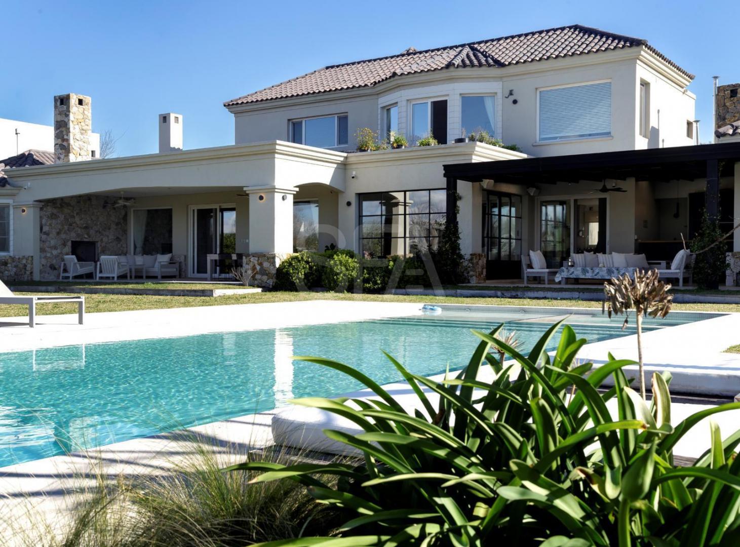 Estancias del Pilar | Venta | Impresionante casa inteligente con vista al lago y lateral verde