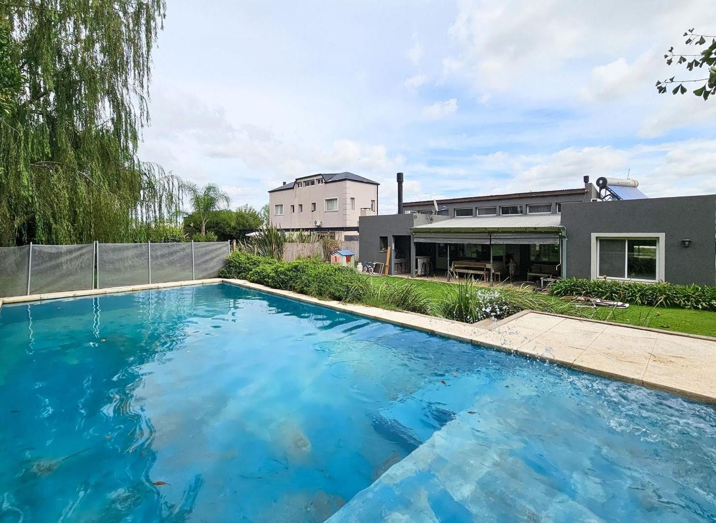 San Matías | Venta | Casa de 3 dormitorios y playroom en una planta en lote arbolado