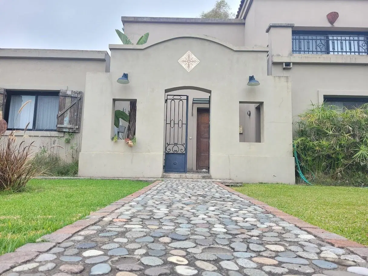 Casa estilo neoclásico de 6 ambientes con pileta en venta | Las Beatrices | Pilar 5