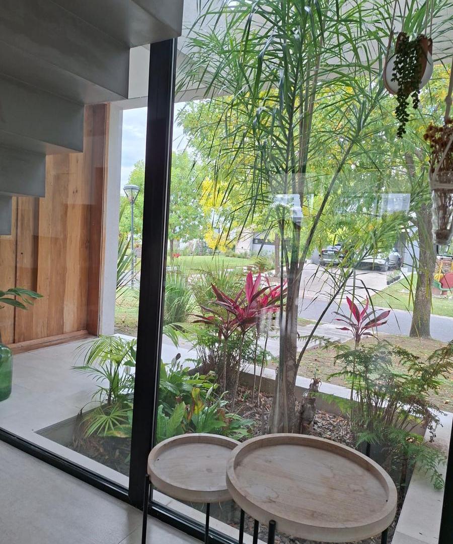 Foto de Moderna casa con pileta sobre gran lote en esquina | El Cantón |, imagen 3