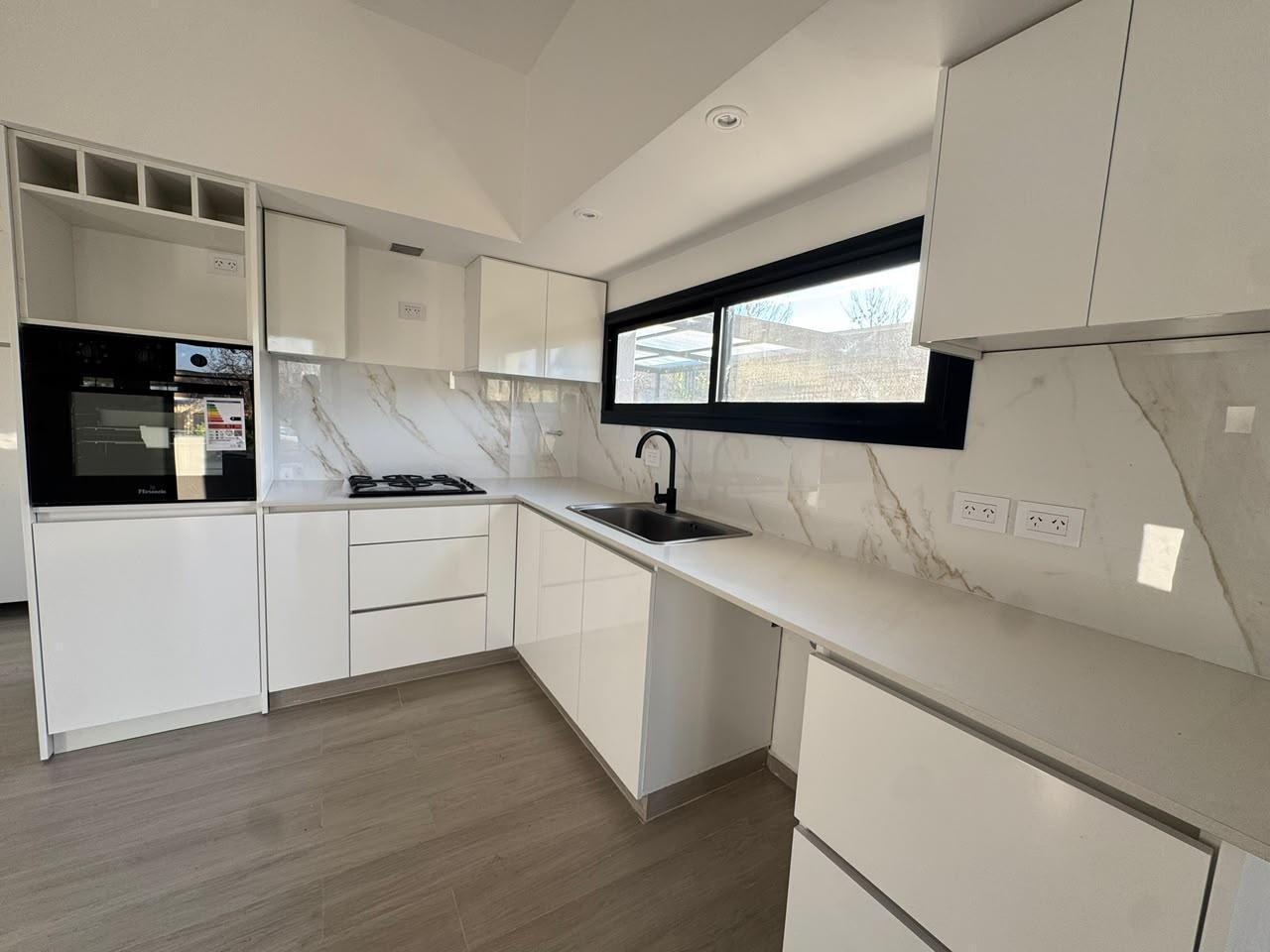 Foto de Casa a estrenar en dos plantas con pileta | Gran lote central | San, imagen 2