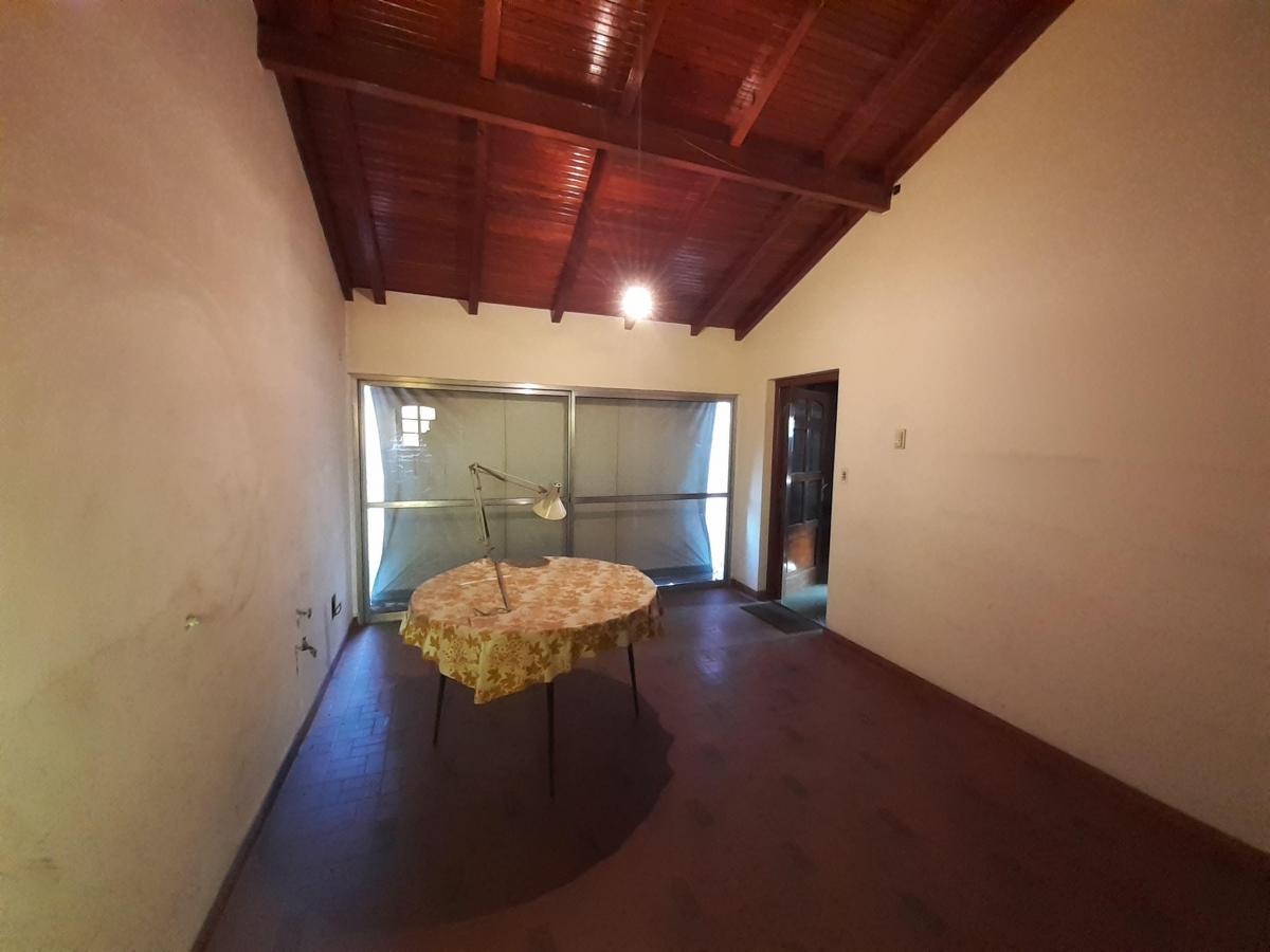 Casa con Cochera, 2 Patios, Quincho, 3 Baños, Terraza, 5 Habitaciones, Playroom. 2