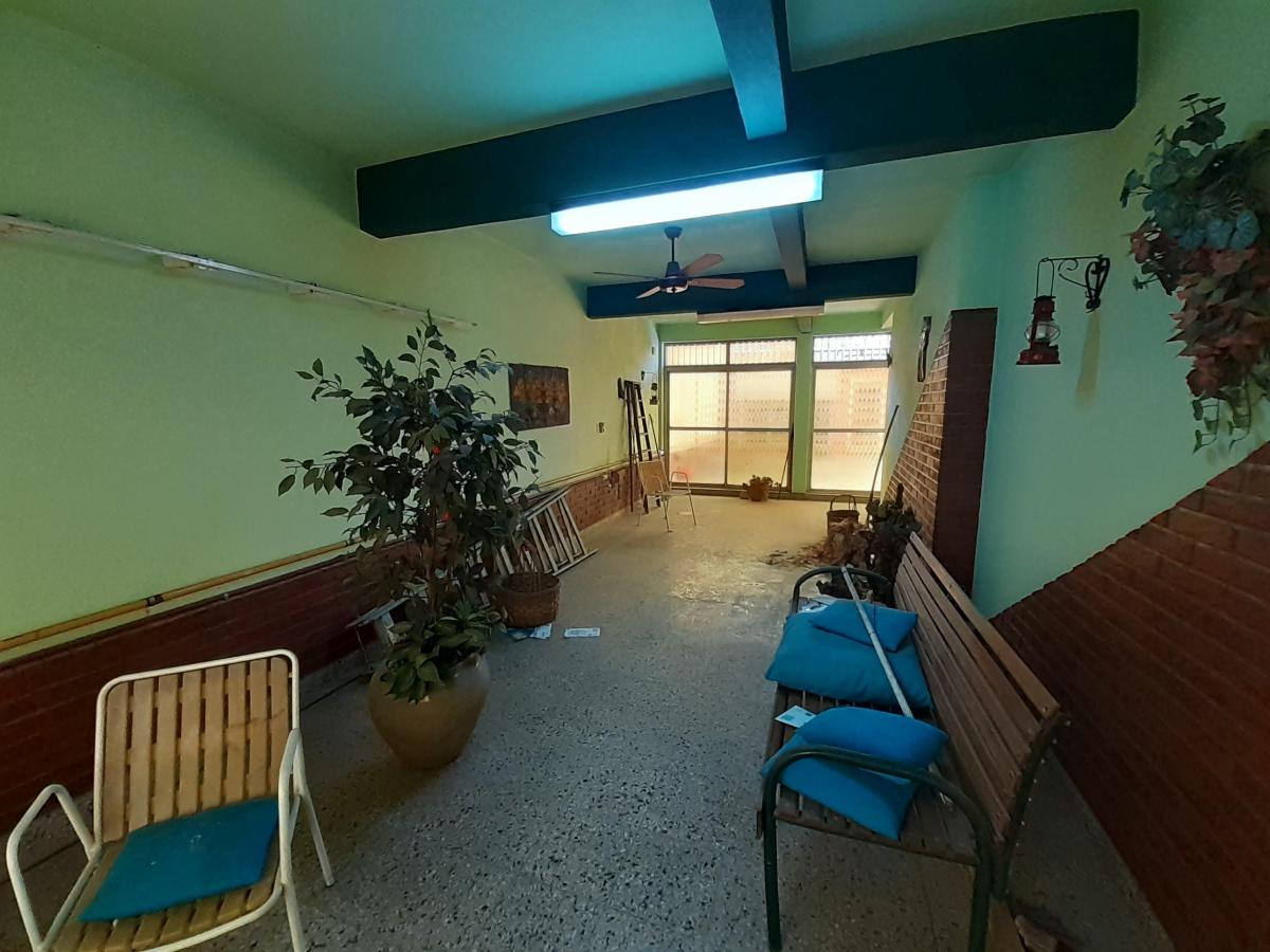 Casa con Cochera, 2 Patios, Quincho, 3 Baños, Terraza, 5 Habitaciones, Playroom. 4
