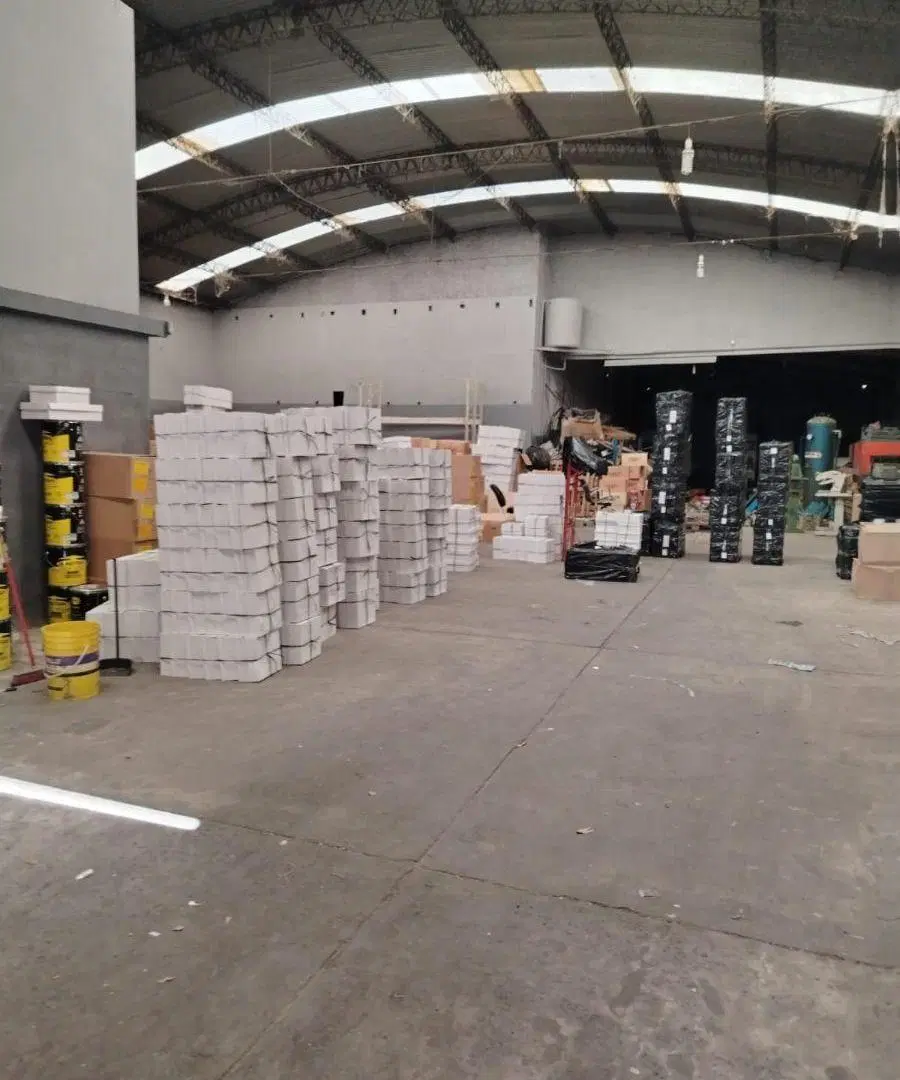 Galpón de 580 m con Oficinas y Salón 5
