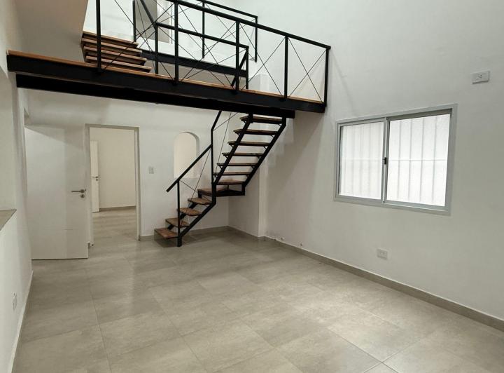 Departamento de pasillo a metros de Av. Pellegrini 3