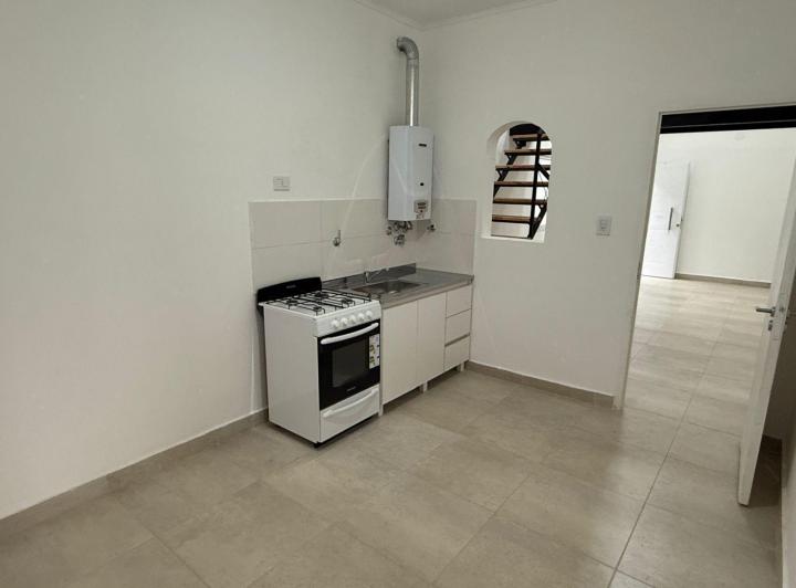 Departamento de pasillo a metros de Av. Pellegrini 5