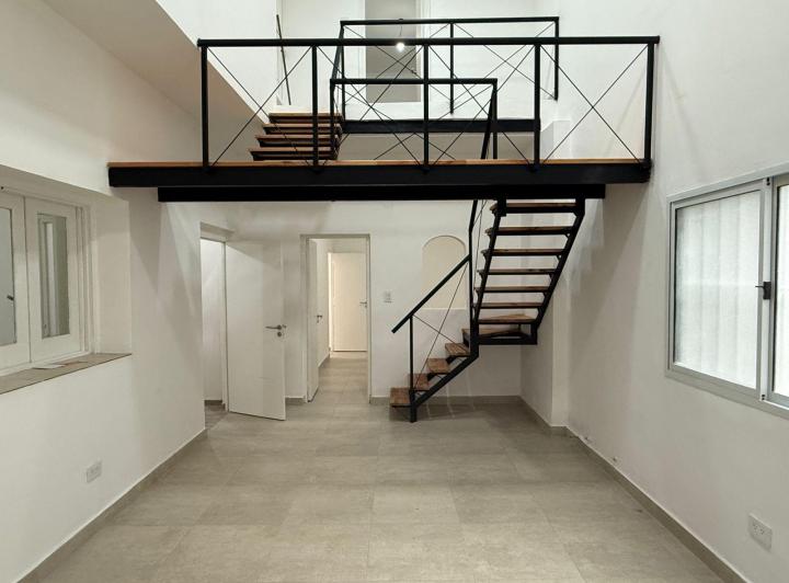 Departamento de pasillo a metros de Av. Pellegrini 4