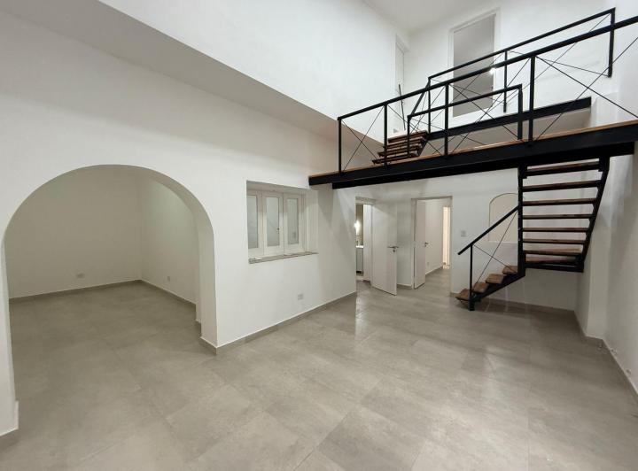 Departamento de pasillo a metros de Av. Pellegrini 2