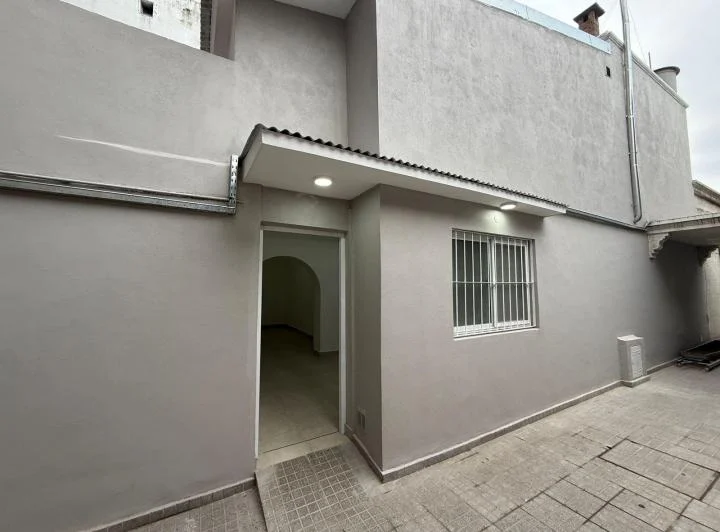 Departamento de pasillo a metros de Av. Pellegrini 1