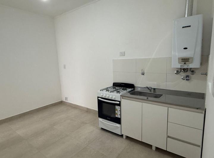 Departamento de pasillo a metros de Av. Pellegrini 5